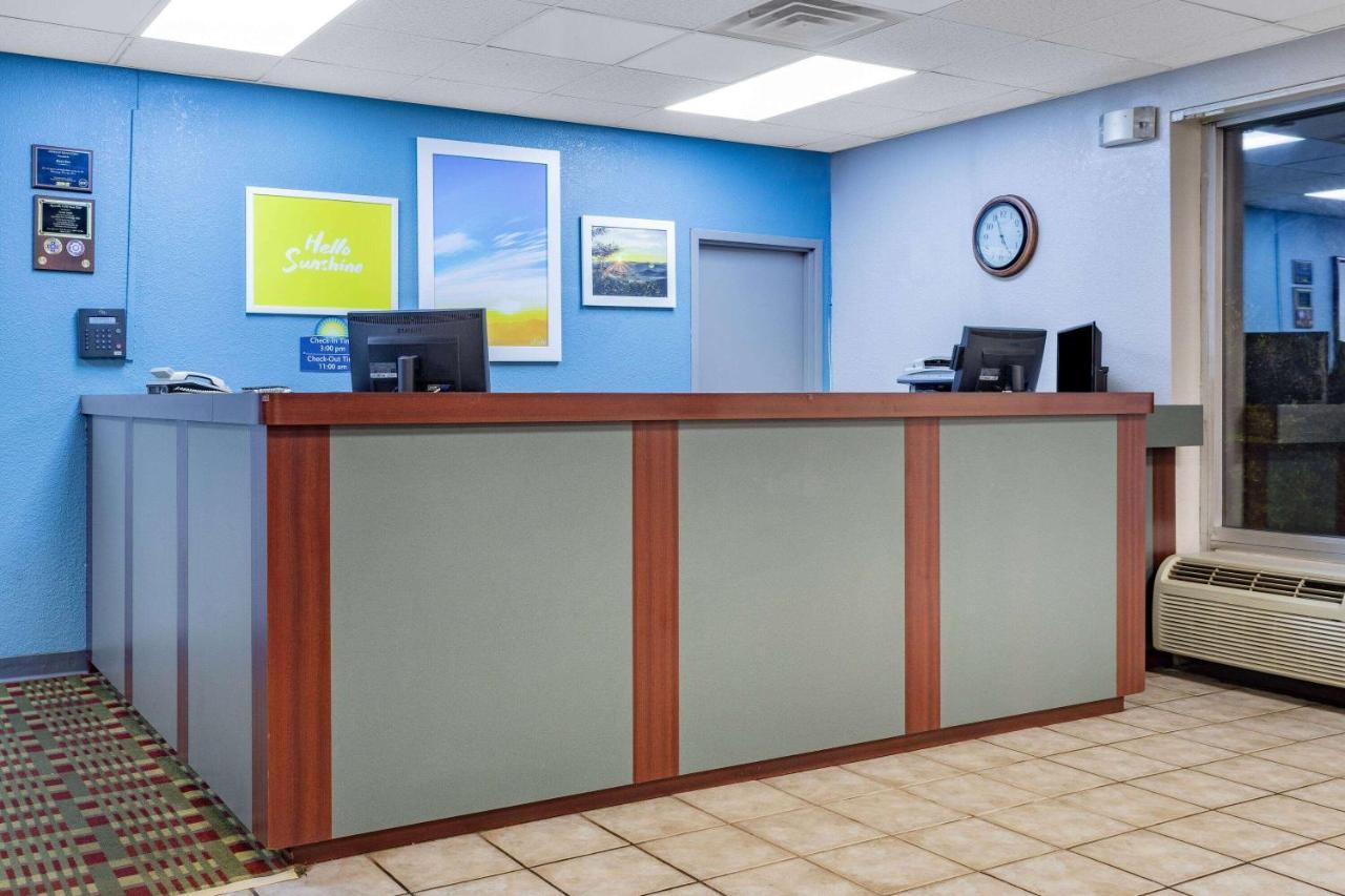 Days Inn By Wyndham Cambridge Exterior photo