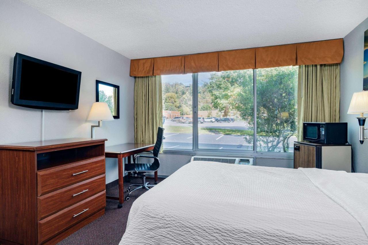 Days Inn By Wyndham Cambridge Exterior photo